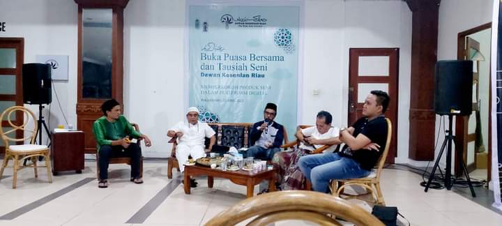 Budayawan Riau, Syaukani Al Karim, Hang Kafrawi Dekan FIB dan Angga Panji Kesuma. Pengamat digital media mengisi acara dialog di DKR saat melaksanakan acara buka bersama