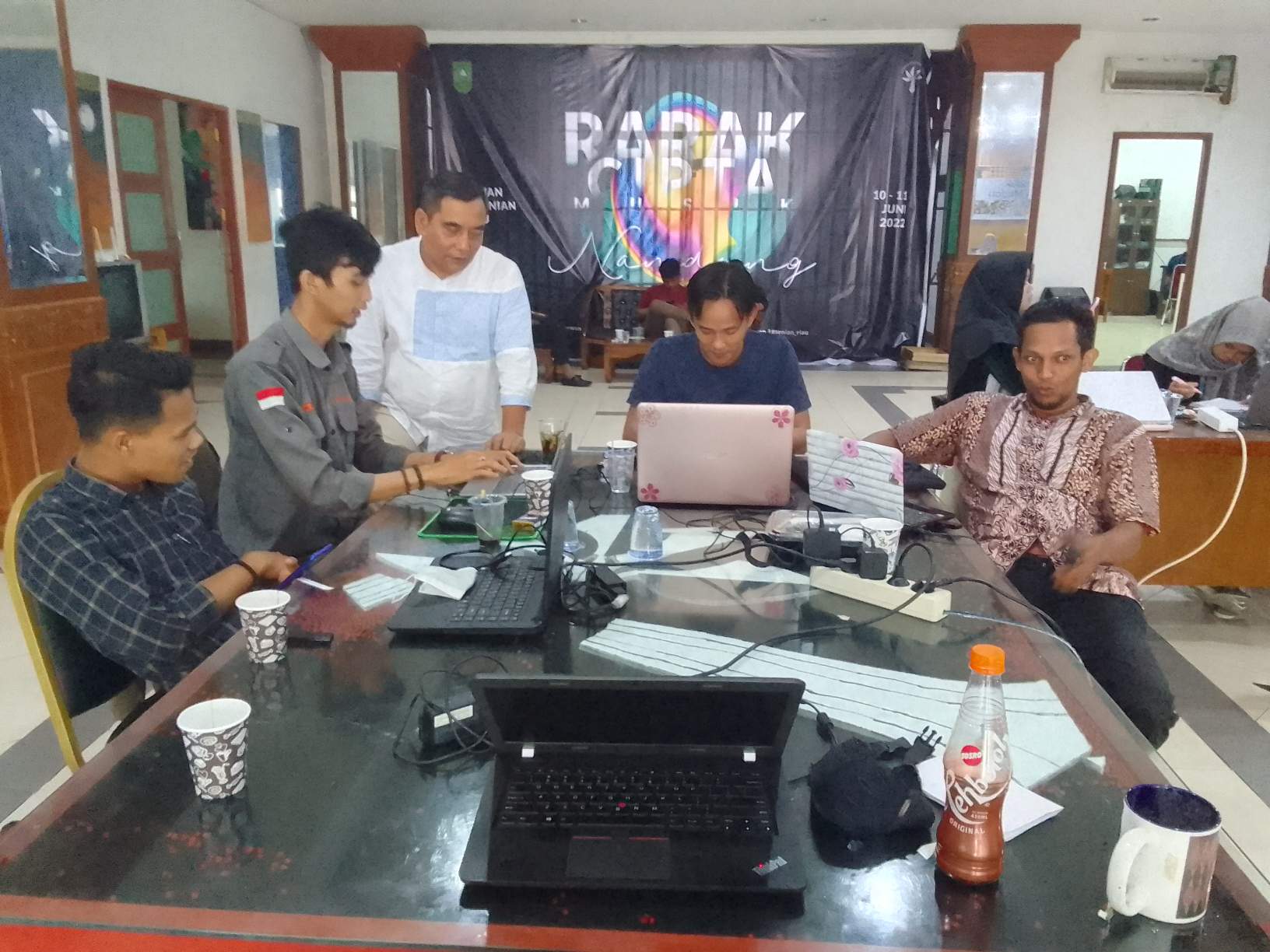Ketum DKR, Taufik Hidayat melihat langsung kegiatan Workshop Desain Grapis di gedung Dewan Kesenian Riau Purna MTQ Pekanbaru