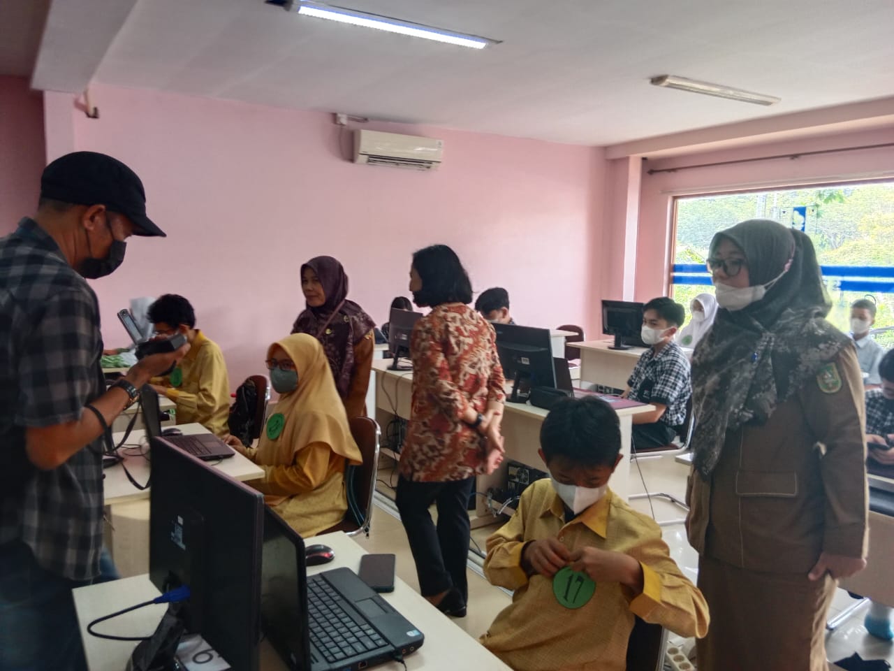 Kabid SMP Disdik Pekanbaru, Nurbaiti melihat langsung Lomba Desain Poster pada kegiatan  Festival dan Lomba Seni Siswa Nasional (FLS2N) 2022