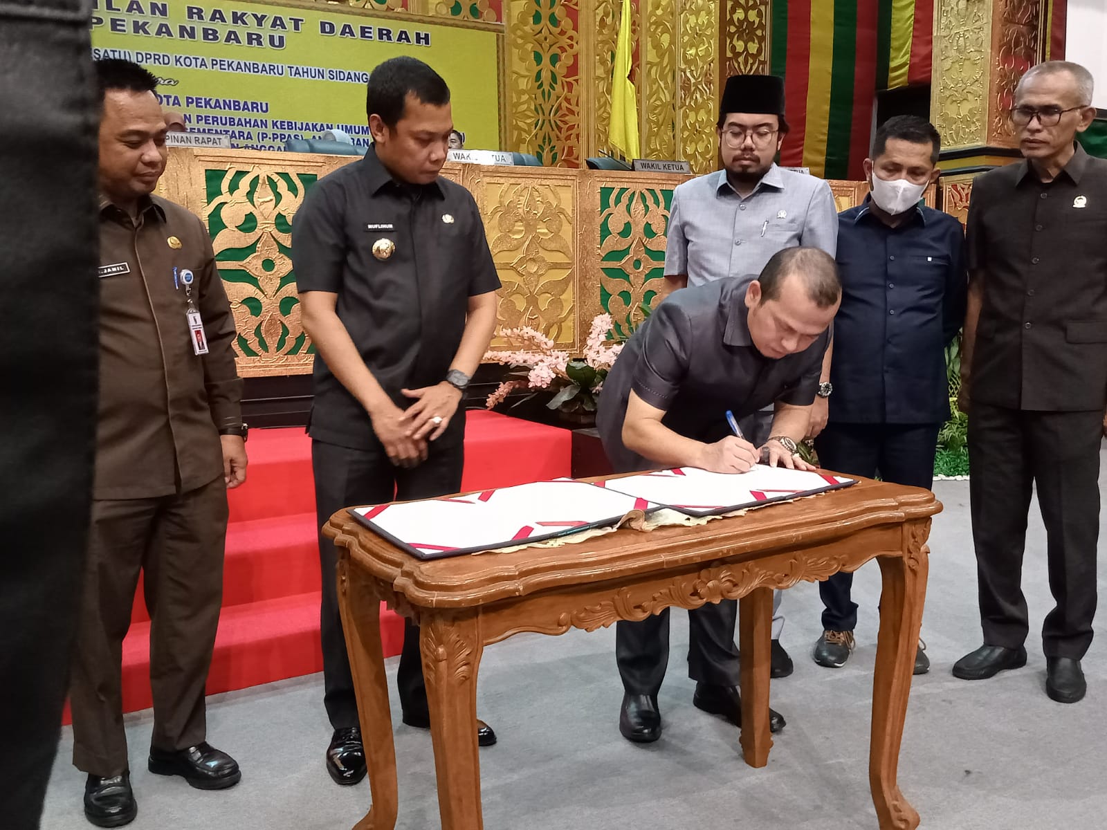 Ketua DPRD kota Pekanbaru, Muhammad Sabarudi menandatangani MuO APBD Perubahan 2022