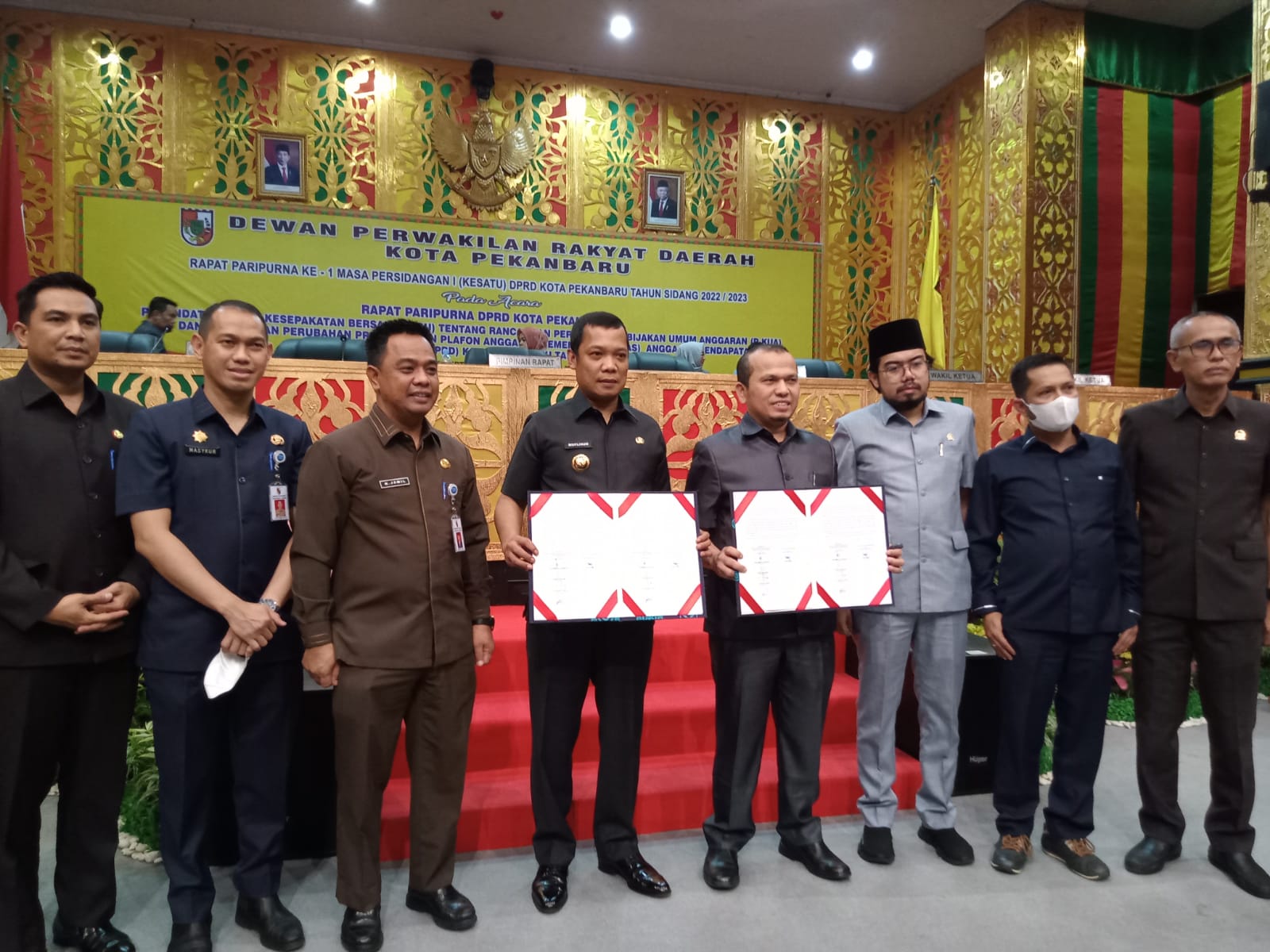 PJ Walikota Pekanbaru Muflihun dan Pimpinan DPRD Kota Pekanbaru serta Sekda berphoto bersama