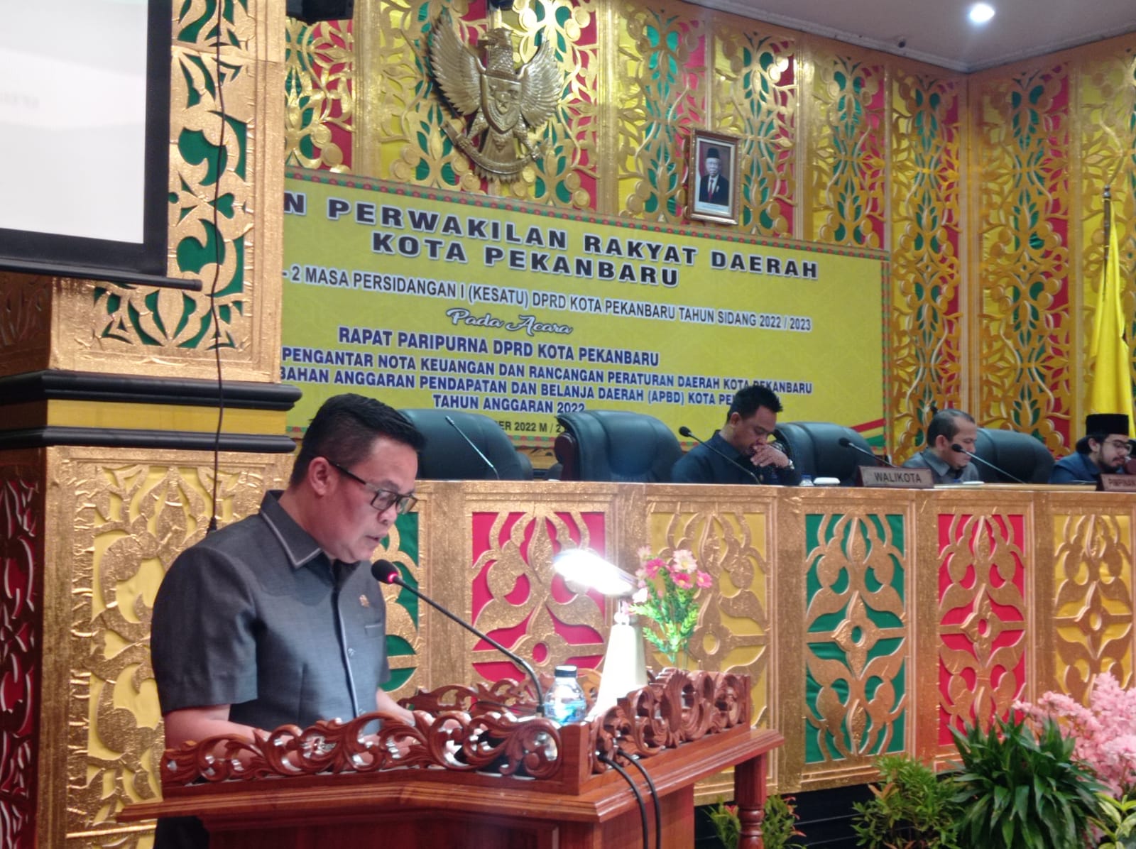 Sekwan DPRD kota Pekanbaru membacakan rangkai acara rapat paripurna 