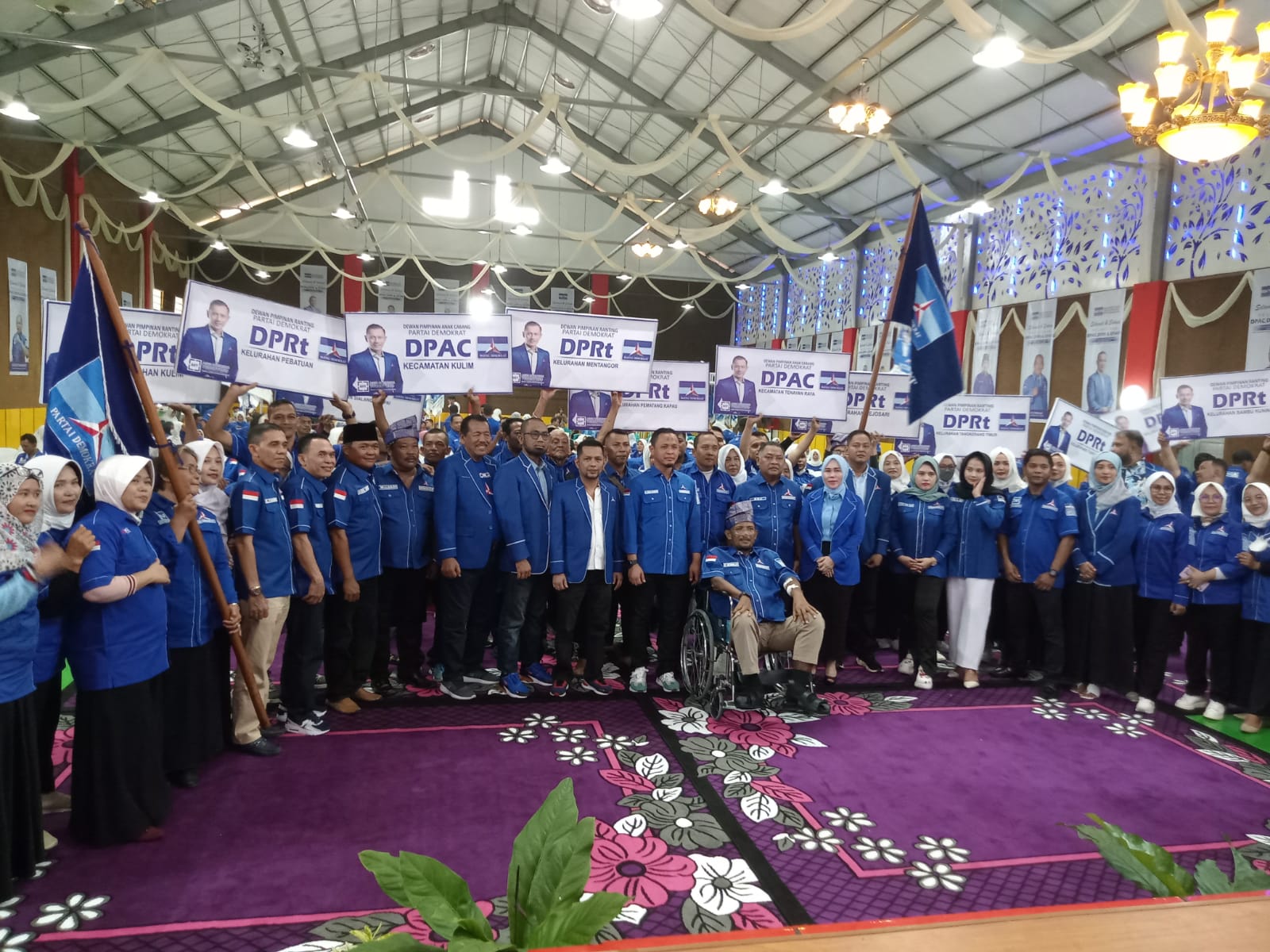 Ketua DPD Partai Demokrat Riau Agung Nugroho, ST MM serta didampingi Ketua DPC Partai Demokrat Kota Pekanbaru,T Azwendi Fadjri berphoto bersama usai pelantikan