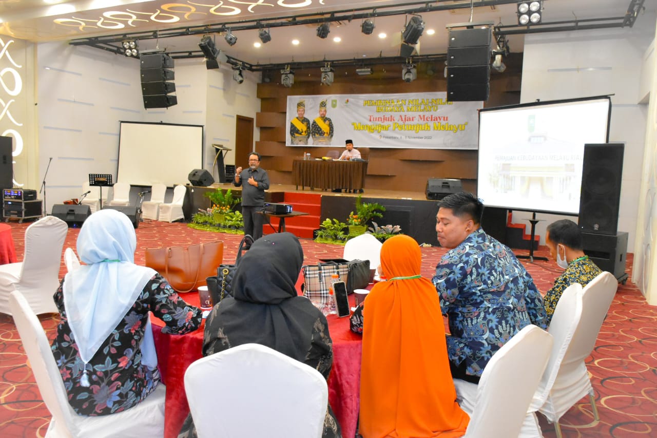 Kadisbud Riau, Raja Yoserizal Zen memberikan materi terkait nilai-nilai budaya Melayu 