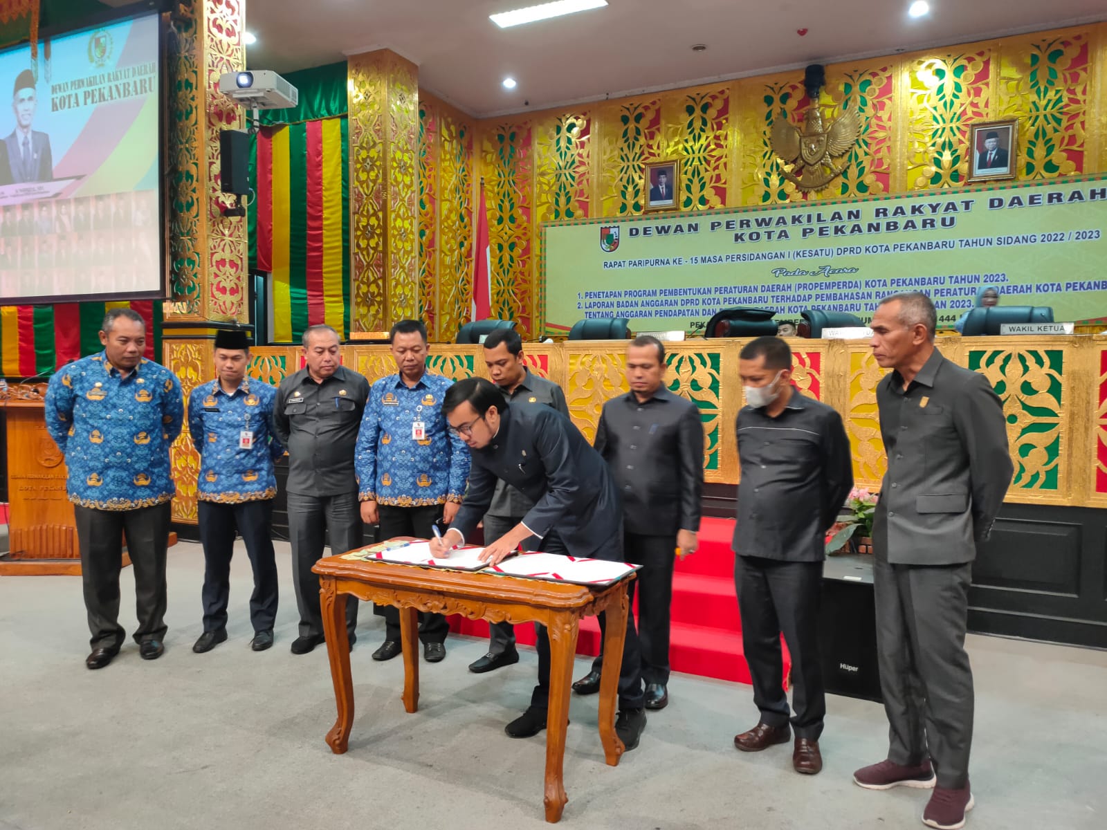 Wakil ketua DPRD Pekanbaru,Ginda Burnama menandatangani APBD 2023