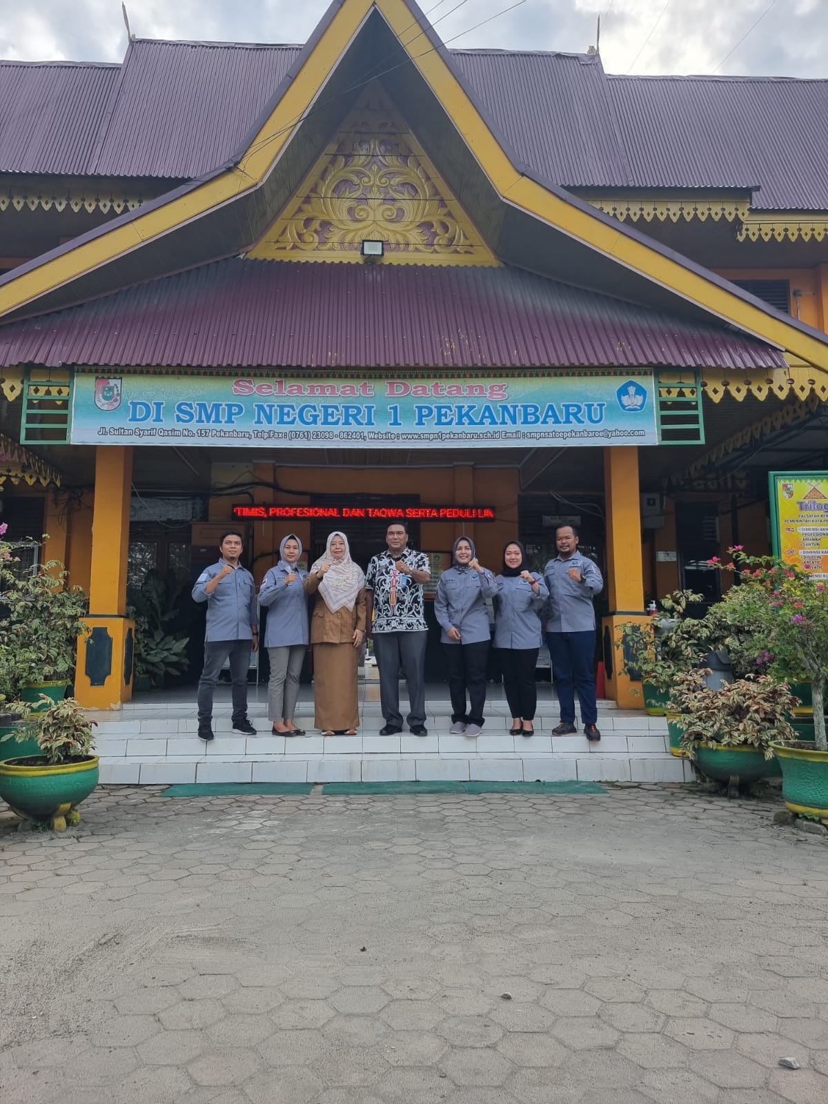 Kepala SMPN 1 Pekanbaru berphoto bersama dengan pengurus BNN Kota Pekanbaru