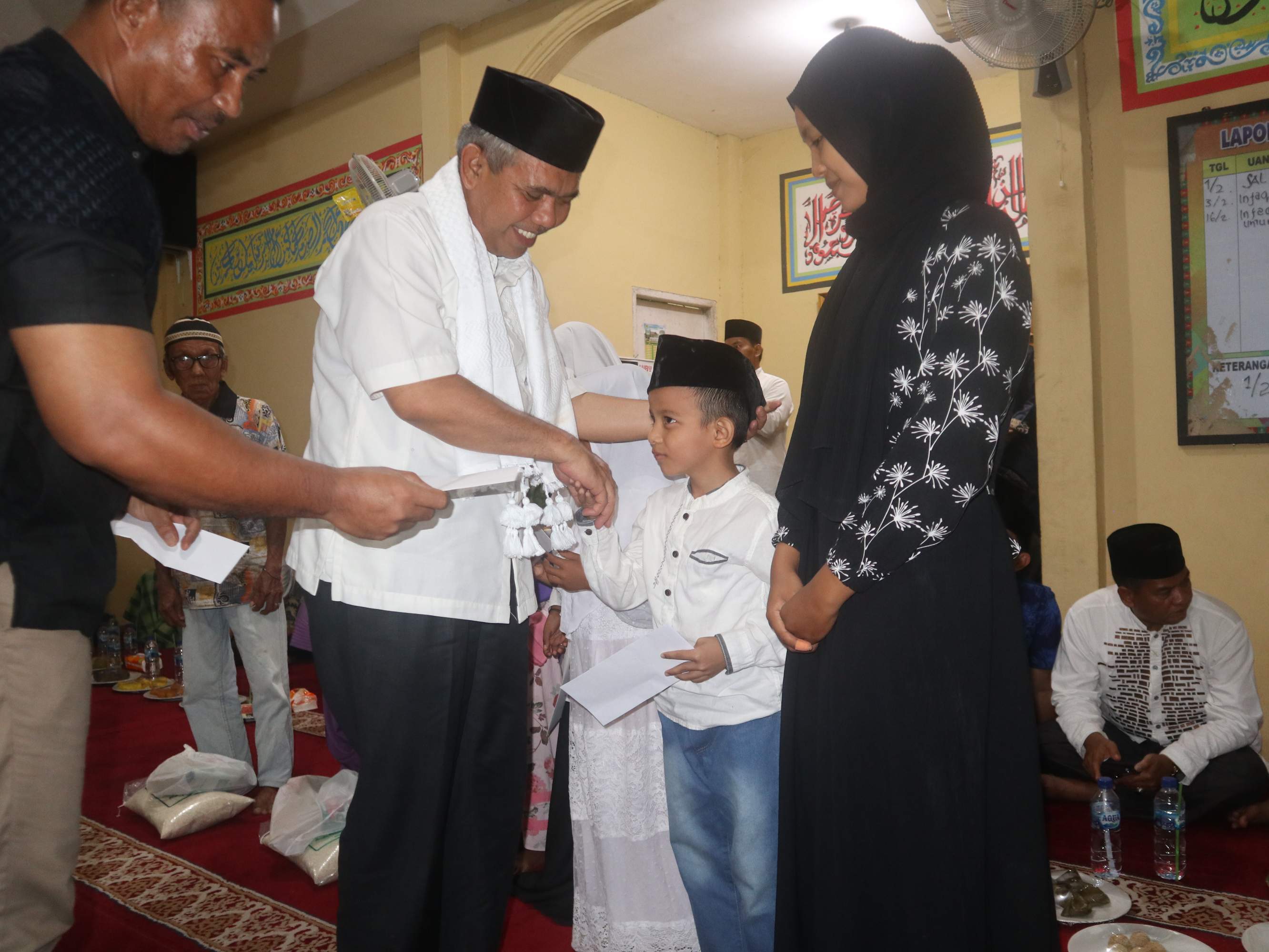 PJ Bupati Kampar Dr H Kamsol, MM memberikan santunan kepada anak yatim dan kaum dhuafa 