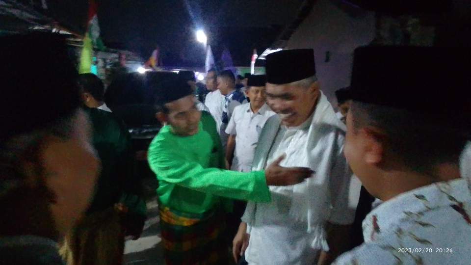 Kedatangan Pj Bupati Kampar, Dr H Kamsol , MM disambut oleh tokoh masyarakat dan ratusan masyarakat RT 02 RW 02 Desa Kualu 