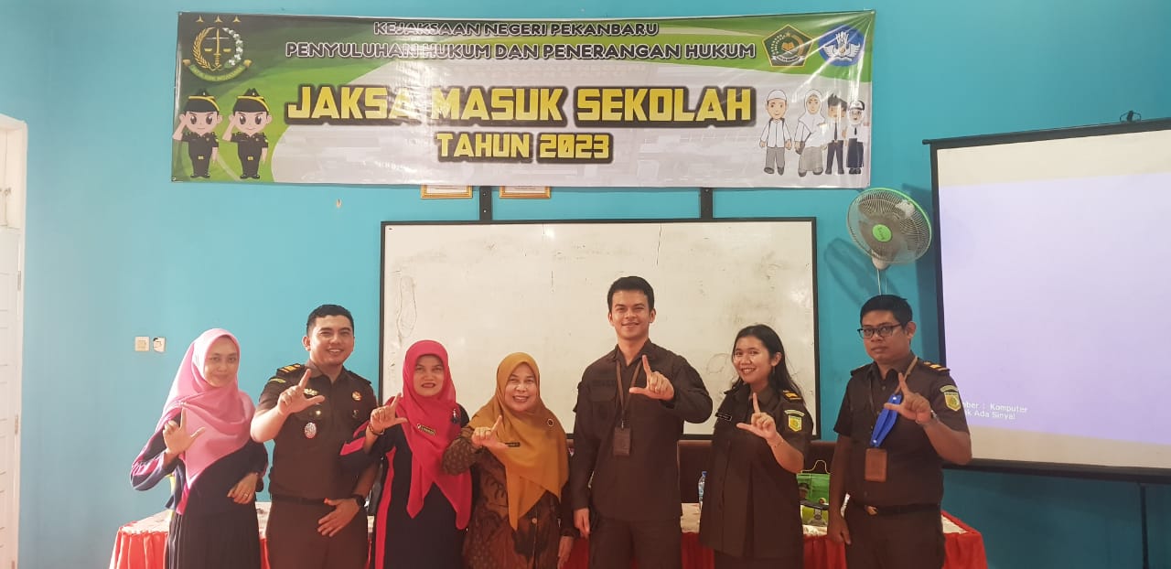 Berphoto bersama, Kabid SMP Disdik Pekanbaru, Nurbaiti bersama jajaran Pejabat lingkungan Kejari Pekanbaru