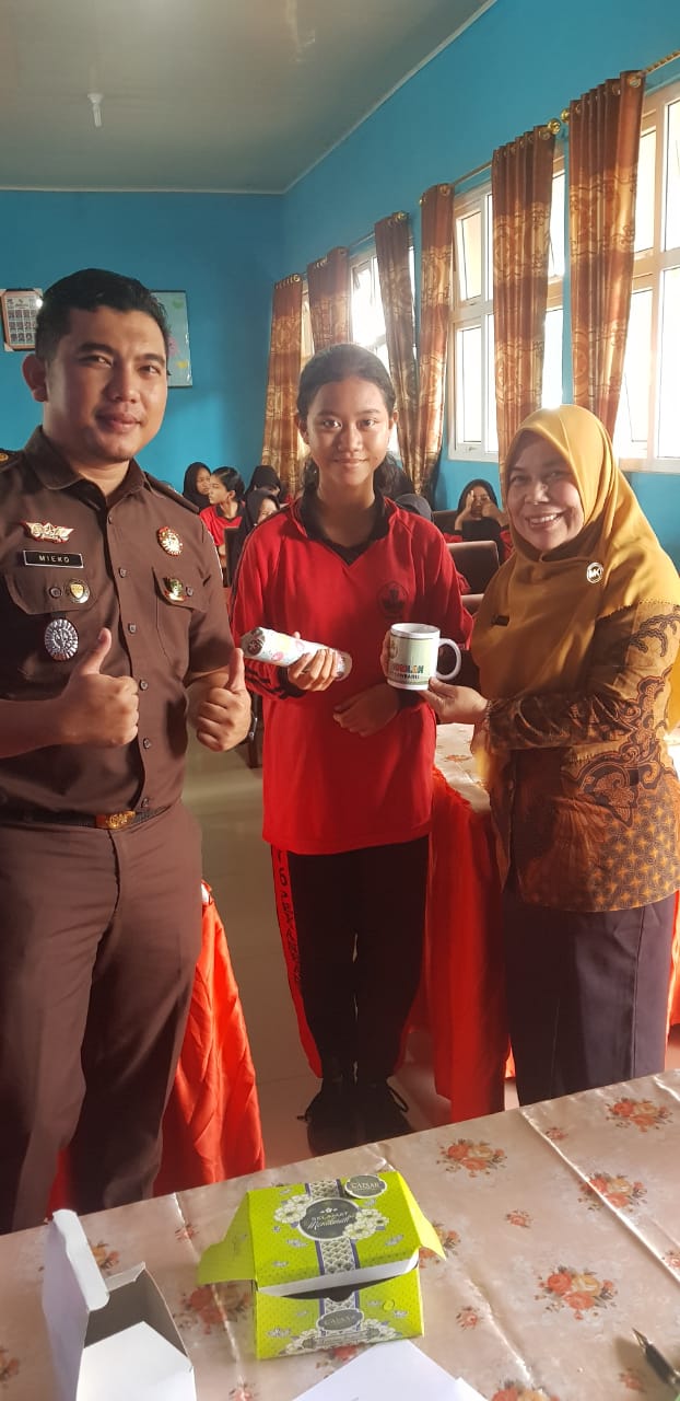 Pihak Kejari Pekanbaru memberikan cendramata kepada siswa SMPN 26 Pekanbaru usai acara