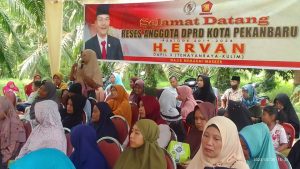 Salah satu warga kelurahan Bambu Kuning menyampaikan aspirasinya ke H Ervan saat reses