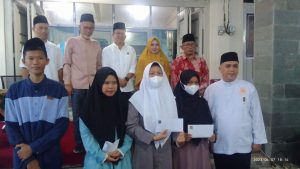 Ketua DPD HIMPERA Provinsi Riau dan anak yatim berphoto bersama usai berbuka puasa bersama 