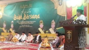 Ketua MKA LAMR, Datuk Seri H Raja Marjohan Yusuf memberikan sambutan pada acara buka puasa bersama 