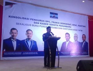 Ketua DPC Partai Demokrat Kota Pekanbaru,T Azwendi Fajri SE memberikan sambutan pada acara buka bersama di hotel Furaya kota Pekanbaru