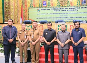 Usai Paripurna, Ketua DPRD kota Pekanbaru, Sabarudi,ST berphoto bersama dengan PJ Walikota Pekanbaru Muflihun, Sekda, Ginda Burnama serta Sekwan DPRD Kota Pekanbaru 