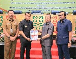 Didampingi Sekdako, PJ Walikota Pekanbaru Muflihun menyerahkan LKPJ kepada pimpinan DPRD Kota Pekanbaru 