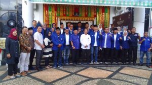 Usai penyerahan berkas Bacaleg, ketua DPD PAN kota Pekanbaru Ir Nofrizal MM beserta Pengurus partai dan berphoto bersama ketua dan anggota KPU Pekanbaru dan Bawaslu