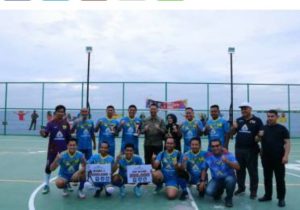 Photo bersama ketua DPRD Pekanbaru Muhammad Sabarudi dengan para pemenang lomba futsal dan Volly 