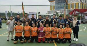 Para peserta tournament futsal berphoto bersama dengan Ketua DPRD Kota Pekanbaru, M Sabarudi