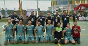 Ketua DPRD Pekanbaru Muhammad Sabarudi berphoto bersama PJ Walikota Pekanbaru Muflihun serta para pemain futsal 