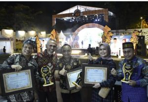 Turut hadir wakil ketua DPRD kota Ir Nofrizal dan berphoto bersama dengan insan pariwisata