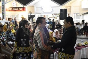 Ketua DPRD kota Pekanbaru Sabarudi memberikan selamat kepada peserta