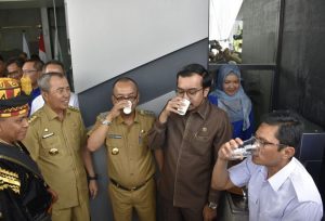 Wakil ketua DPRD kota Pekanbaru, Ginda Burnama mencoba langsung air langsung minum saat peresmian SPAM