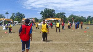 Para peserta memainkan olahraga tradisional yakni cabang  Hadang dalam rangka Kompetisi Olahraga Tradisional 