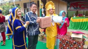 Kepala Sekolah SDN 115 Pekanbaru Wey Mardani serta pihak pengawas dan dewan juri memberikan hadiah pemenang juara I lomba fashion show para guru