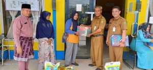 Secara simbolis, kepala Dinsos Rokan Hilir, Budi Syarial menyerahkan bantuan paket sembako kepada masyarakat