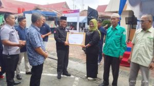 Asisten I Pemprov Riau Masrul Kasmi didampingi Kadisos Riau Tengku Zul Effendi memberikan penghargaan kepada Pekerja Sosial Teladan terbaik 2023