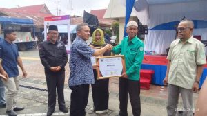 Kepala Dinas Sosial Provinsi Riau, Tengku Zul Effendi memberikan penghargaan kepada Pekerja Sosial Teladan terbaik 2023