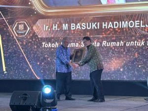 Menteri PUPR bersalaman dengan ketua Umum DPP HIMPERRA Ir. Endang Kawidjaja, MH, plh 