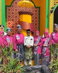 Ketua DPRD kota Pekanbaru Muhammad Sabarudi berphoto bersama panitia 