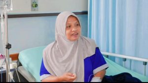 Ibu Dini, salah satu warga kota Pekanbaru yang sakit sempat berdialog dengan Wakil ketua DPRD kota Pekanbaru T Azwendi Fadjri