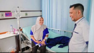 Wakil ketua DPRD kota Pekanbaru, Tengku Azwendi Fadjri mengunjungi warga yang sakit disalah satu rumah sakit kota Pekanbaru