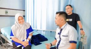 Wakil ketua DPRD kota Pekanbaru Tengku Azwendi Fadjri berdialog dengan salah satu warga yang sakit