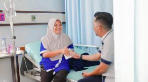 Secara Pribadi, Tengku Azwendi Fadjri memberikan santunan kepada warga yang sakit