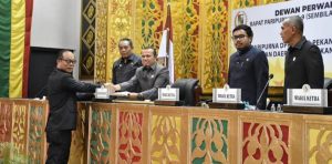 Juru bicara Pansus DPRD Pekanbaru, Robin Eduar SE MH membacakan hasil kerja pansus dan menyerahkan hasil kerja pansus kepada pimpinan DPRD Kota Pekanbaru