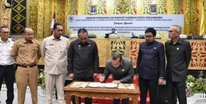 Ketua DPRD kota Pekanbaru, Muhammad Sabarudi melakukan penandatanganan Ranperda Angkutan Massal menjadi Perda