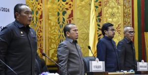 Rapat paripurna pengesahan Perda Angkutan Umum Massal dihadiri unsur pimpinan DPRD Kota Pekanbaru