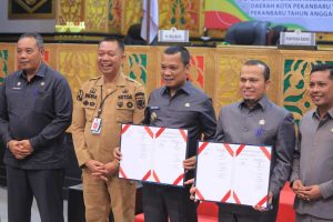 PJ Walikota Pekanbaru dan sekko gelar photo bersama dengan pimpinan dan wakil ketua DPRD Kota Pekanbaru usai paripurna pengesahan APBD Pekanbaru 2024