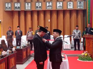 Ketua DPRD kota Pekanbaru Muhammad Sabarudi melakukan penyematan PIN kepada Indra Sani 