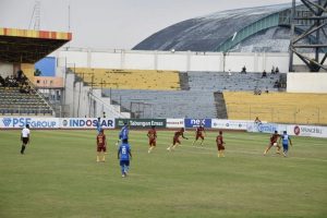 Pertandingan sepakbola antara PSPS Riau dengan PSDS Deli Serdang