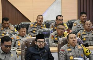 Wakil ketua DPRD kota Pekanbaru, Ginda Burnama mendengarkan sambutan Kapolri saat rapat koordinasi secara virtual bersama jajaran Kapolda Riau 