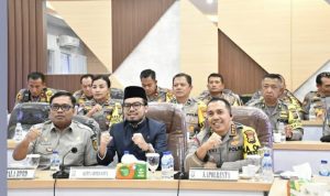 Wakil ketua DPRD kota Pekanbaru, Ginda Burnama memberikan semangat usai acara zoom meeting bersama Kapolri 