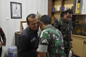 Kedatangan Ketua DPRD Kota Pekanbaru,M Sabarudi disambut Dandim 0301 Pekanbaru Kolonel Kav Yuli Eko Hadiyanto.