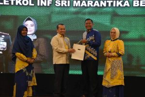 Ketua DPRD kota Pekanbaru, M Sabarudi,ST Memberikan Cendramata kepada Dandim 0301/Pekanbaru, Kolonel Kav Yuli Eko Hadiyanto S.Sos