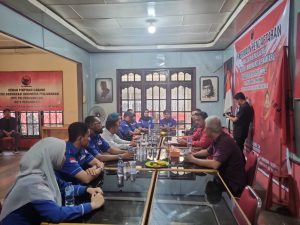 Ketua DPC Partai Demokrat kota Pekanbaru, T Azwendi Fajri SE dan pengurus mendatangi Sekretariat DPC PDIP untuk mengambil formulir pendaftaran Bakal Calon Walikota Pekanbaru
