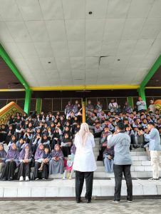 Pihak pengelola Museum Sang Nila Utama Provinsi Riau memberikan arahan kepada 89 siswa SDIT Khairul Ummah Kabupaten Indragiri Hulu sebelum memasuki Museum Sang Nila Utama Provinsi Riau 